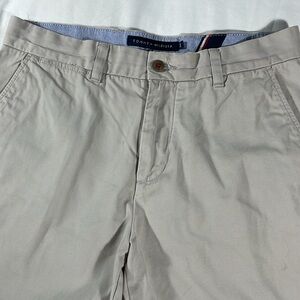 Tommy Hilfiger mens stone khaki basic flat front 10" chino shorts - size 30